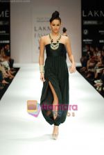Model walks the ramp for Payal Singhal Show at Lakme Winter fashion week day 4 on 20th Sept 2010 (37).JPG